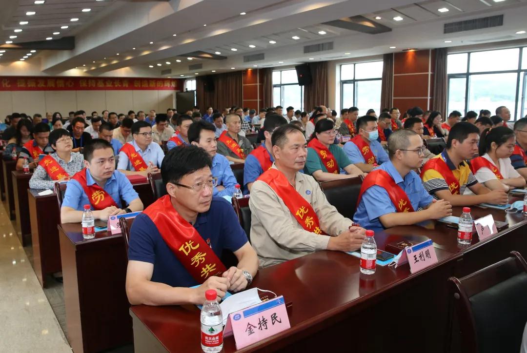 人生就是博举行庆祝建党99周年、  建厂70周年暨先进表彰大会(图3)